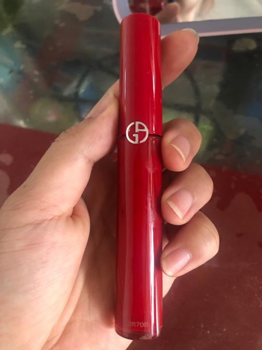 阿玛尼402唇釉，李佳琦推荐过的颜色，草莓红适合夏天，因为自