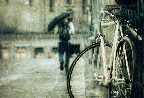 雨滴的伤感图片下雨了玻璃也在流眼泪