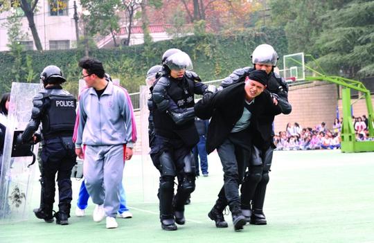 南明公安分局举行反恐防爆演练