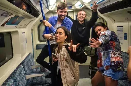 &#9660;欢呼的人群&#9660;乘着夜班地铁去参加party的年轻人