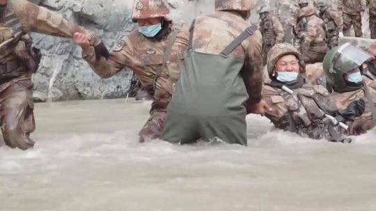 惊险!中印边境冲突现场最新画面曝光，边防官兵在河谷激流中被冲散