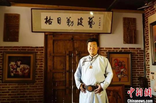 蒙古族皮雕画传承人贾宏伟:牛皮做纸妙笔生"画"