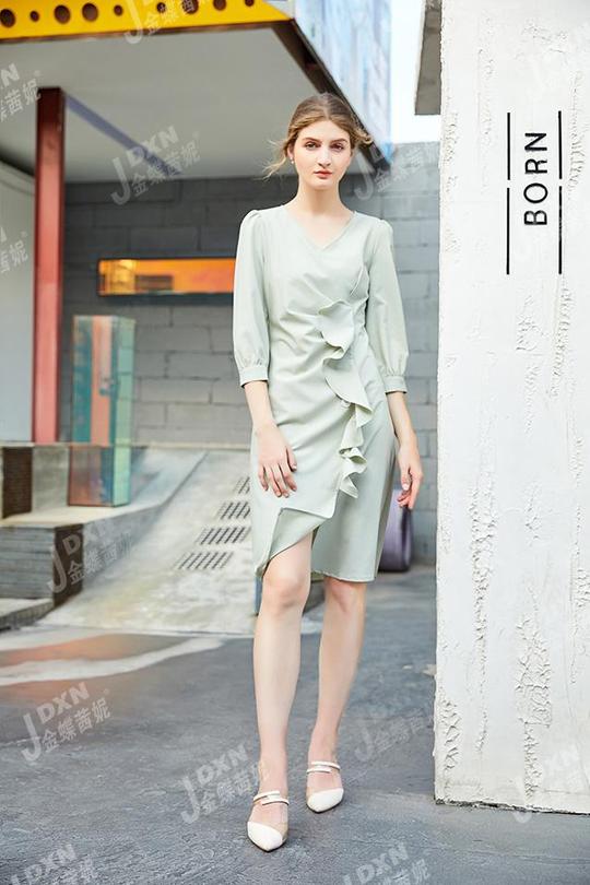 服装代理生意做什么好?品牌女装代理蕴含致富商机!