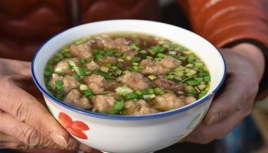 河南小伙卖牛肉丸子汤,三块钱一碗12个丸子,一天能卖五六百碗