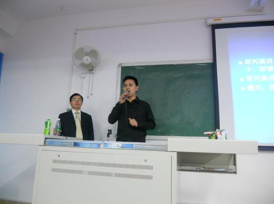 (惠州德者口才提升班学员李双在做即兴演讲训练)