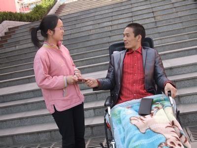 他曾摆过地摊,卖过衣服,卖过水果,推销过饮料,然而由于缺乏做生意的