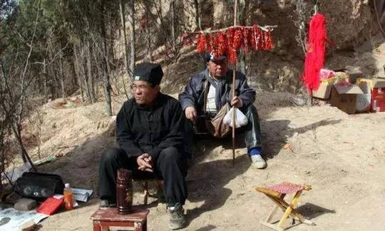 是打着"算命消灾"的幌子骗老人和妇女的钱财,尤其是在偏僻落后的农村