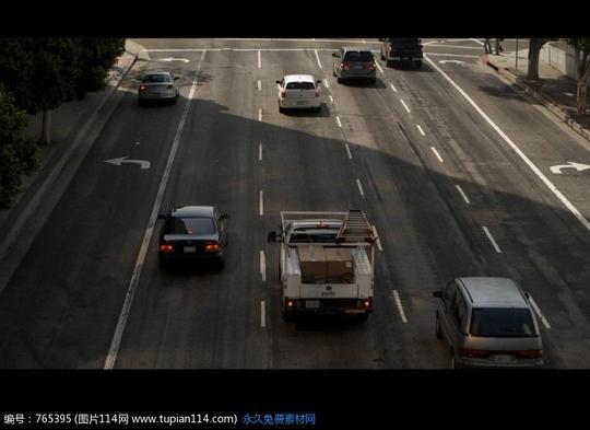 城市公路上行驶的汽车视频素材