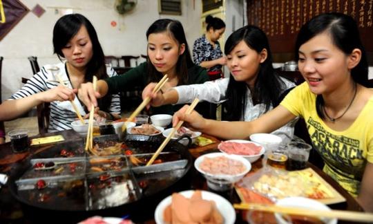 大学生创业开快餐店，免费送货上门，月赚20万，赚钱要靠方法