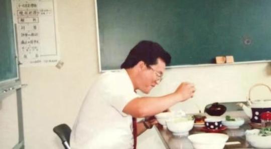 逆袭的百亿富豪秦荣华，从日本买了10000根木头:这本就是中国的