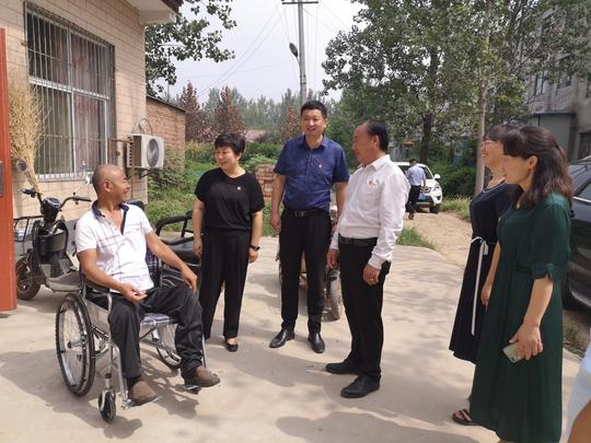 商丘市睢阳区广东务工创业支部与睢阳区残联到宋集镇看望慰问群众