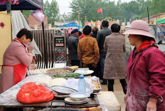 谁说美食生意不挣钱?农村人卖水煎包月入4万,窍门在哪里?
