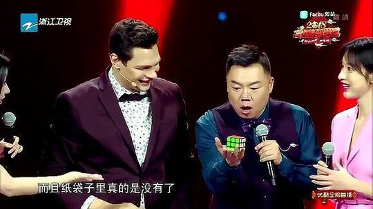 视频:外国魔术师变魔术，从左手倒到右手就完成了，不眨眼都看不明白!