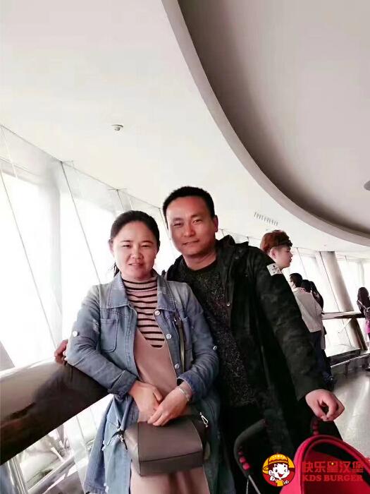 汉堡加盟|夫妻创业的财富项目,安徽王先生夫妇签约快乐星