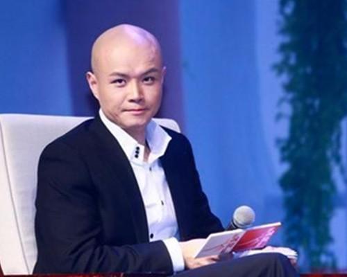 在《超级演说家》节目录制,乐嘉鼓励其残疾人选手崔万志大胆演讲现场
