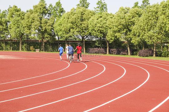 学校操场跑道和正在跑步的学生图片下载