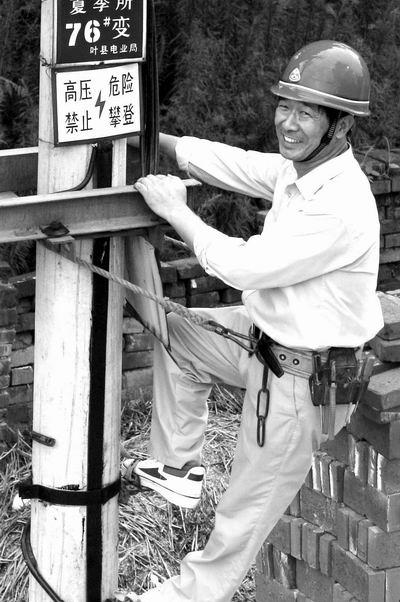 河南柘城大仵夏庄夏北队-放着自家的生意不管,他却甘做农电工;乡里光缆频频被盗,他深夜闻