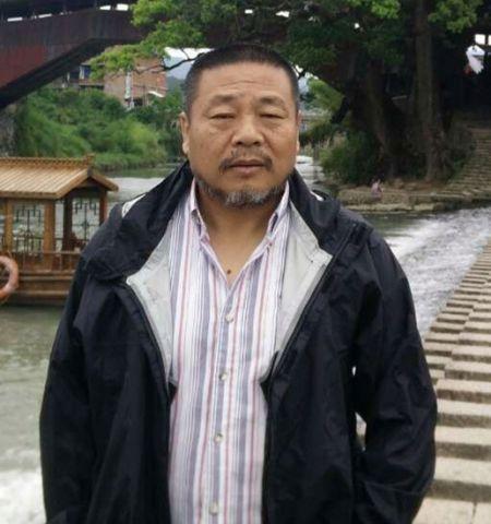 庞戎苏州庞氏家族后人,经营古画生意十余年,收藏有书画,砚台,油画等