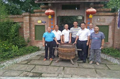 在外创业的西蜀文化体验馆贾学伟馆长向观胜镇党委政府,向"严家弯湾"