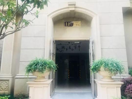单元楼门禁:所有楼栋基本处于未关闭状态,部分楼栋一楼还开设了茶坊.