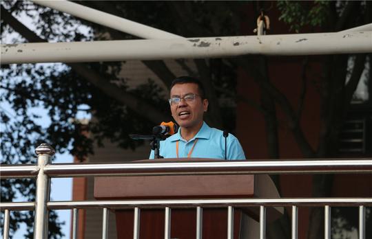 2陈两宁副书记主持并宣布校运会开幕.jpg