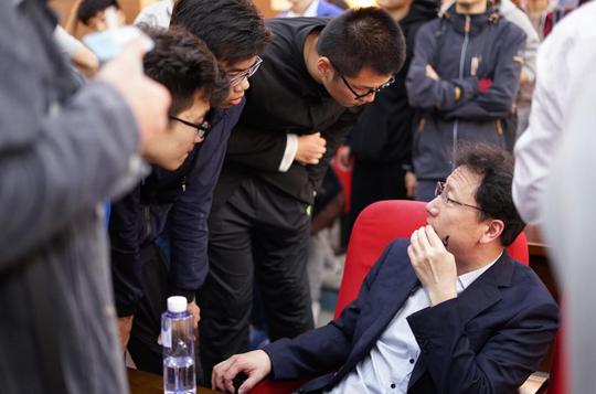物理学院成功举办"大学生创新创业项目经验分享沙龙"