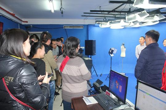 大学二年级就休学创业wbr凭什么