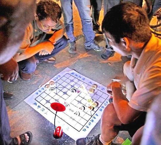 骗局二:象棋骗术经常在路边会发现一群人围在一起说我要挑战一百,我