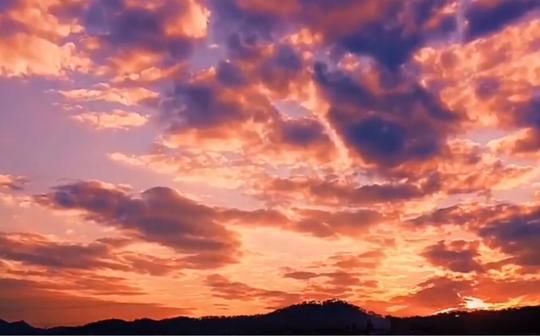 “如果看不见凌晨六点的日出，不妨看看傍晚六点的夕阳”