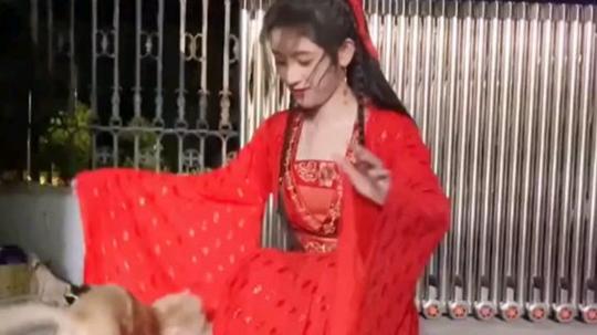 【鞠婧祎】漂亮书生红衣雪文曦日常花絮送上一袭红衣古装look，“开心”也心动~