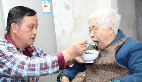 新婚夜夫妻俩正要同房，婆婆推门而入，丈夫的一句话妻子立马离婚
