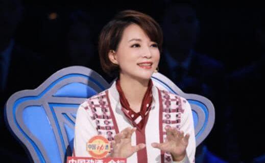 选手张安琪针对"高速收费员最敬业变脸"的新闻素材做了一段即兴主持