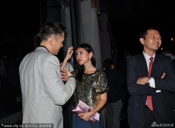 朱珠国外留学派对抽烟表情照片