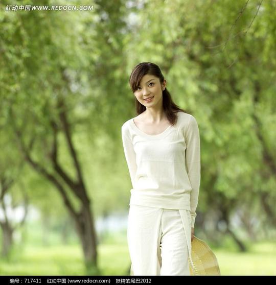 免费素材图片素材人物图片女性女人绿树前的白衣美女请您分享