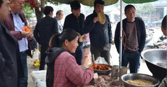60岁夫妇4点起床摆摊,10元一碗排长队,老板:传承家乡味