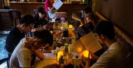 “剧本杀”游戏在中国爆红，美媒:虚构的“谋杀案”，真金白银的生意