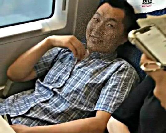 高铁女双脚放桌上,男子拍短视频发朋友圈,走进一看却