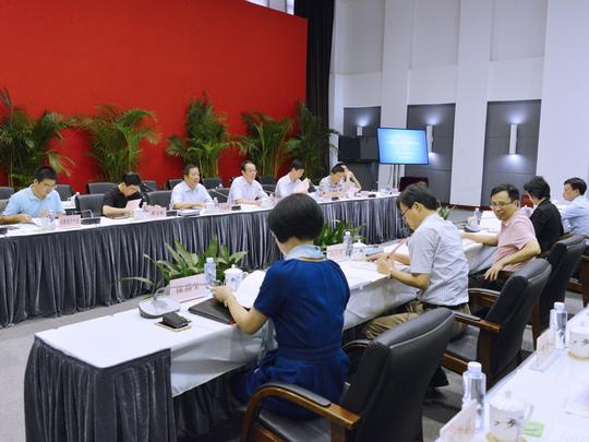 座谈会结束后,李鸣一行参观了我校创业园区,实地考察了我校学生创新