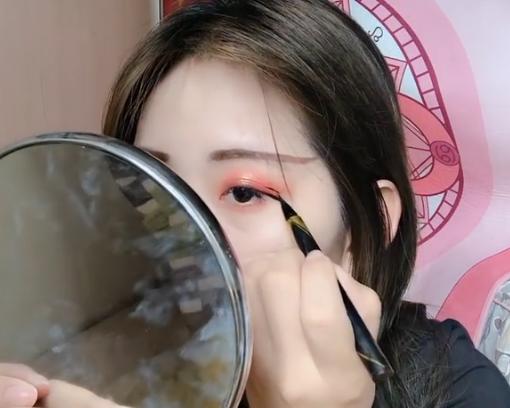 小姐姐仿妆快手土味少女，本想凑个热闹，看到成品：辣到我眼睛了