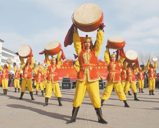 13日,农区春节联欢会上的开场舞蹈《威风锣鼓》.