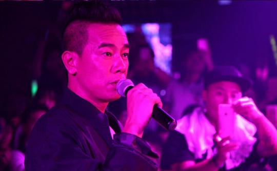 陈小春在南京百度酒吧与歌迷们一起回味友情岁月