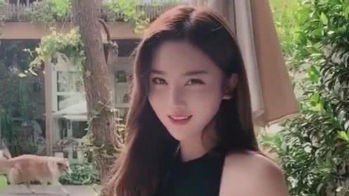 小姐姐嫌弃相亲对象的工资太少，一听到是美元，变脸也太快了吧!