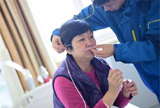 青岛小伙从程序员转行干环卫工:我为妈妈扫大街