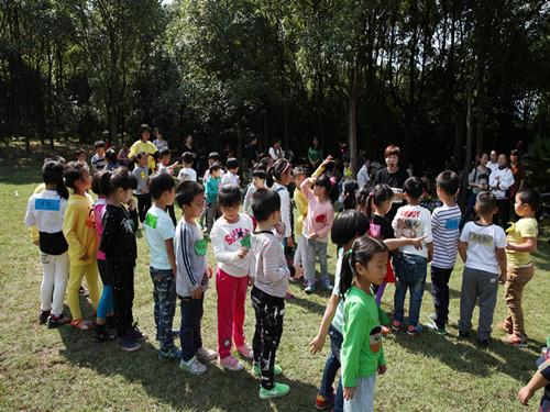 实验小学:手拉手,一起向前走