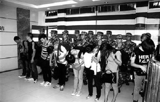 中国警方捣毁一人口贩卖团伙(双语)