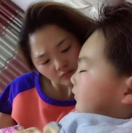 半夜宝宝睡着后，新手宝妈爱做哪些傻事儿?网友:我们都一样