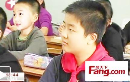 五道杠少年背后的"不屑弟"超越五道杠总队长与龅牙哥ps照引发网络狂