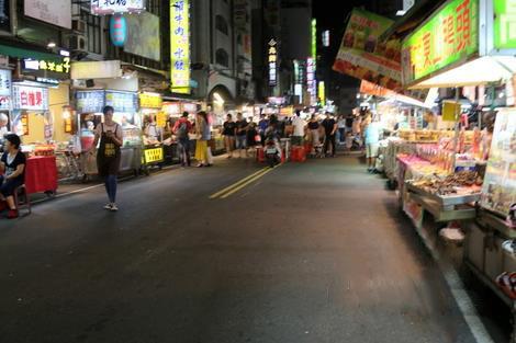 曾经陆客众多的台湾高雄六合观光夜市生意却惨兮兮.
