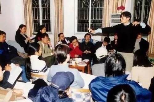图为阿里巴巴创业初期马云带领团队开会.