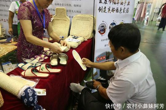 农村大嫂做草编,赚钱种地两不耽误,大嫂:农村真好